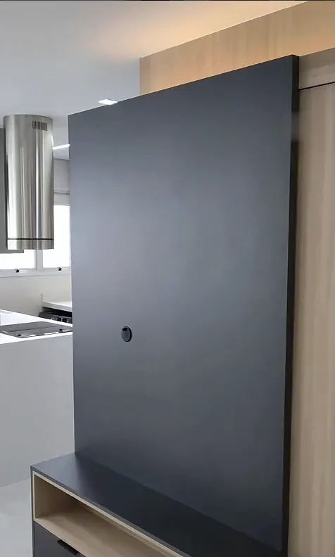 Painel de marcenaria preta com nicho em madeira clara ao lado da cozinha
